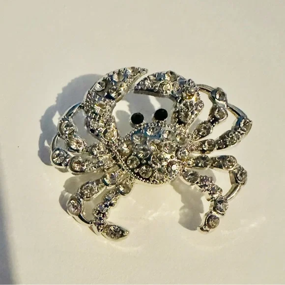 Sparkling Silver Tone Crab Brooch - Picture 1 of 2